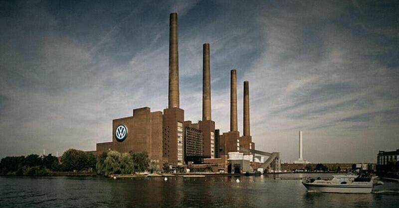Volkswagen stringe le viti sui benefit aziendali: i dipendenti dovranno passare all'elettrico