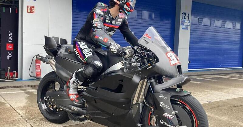 MotoGP 2026. Aprilia debutta in pista con la nuova 850 cc: Lorenzo Savadori a Jerez in sella al prototipo 2027 [VIDEO e GALLERY]