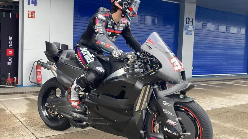 MotoGP 2026. Aprilia debutta in pista con la nuova 850 cc: Lorenzo Savadori a Jerez in sella al prototipo 2027 [VIDEO e GALLERY]