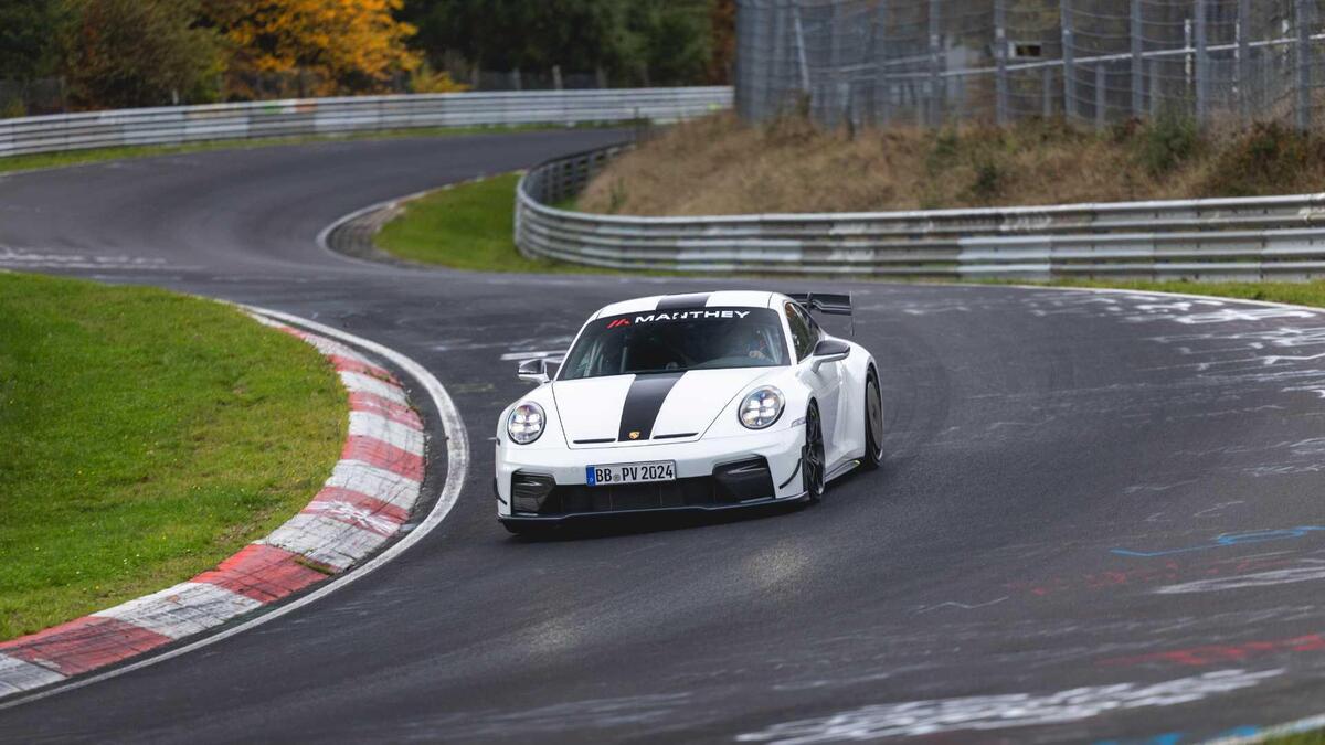 Porsche 911 GT3 con Manthey Kit, Güven sfiora il tempo della RS al Nürburgring: cinesi staccati di 14 secondi