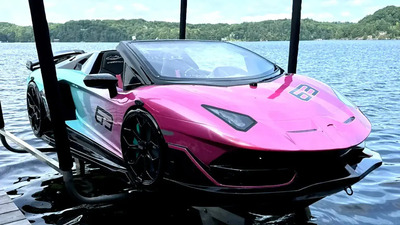 Qualcuno ha trasformato una Lamborghini Aventador SVJ in una barca (ed &egrave; stata appena venduta)