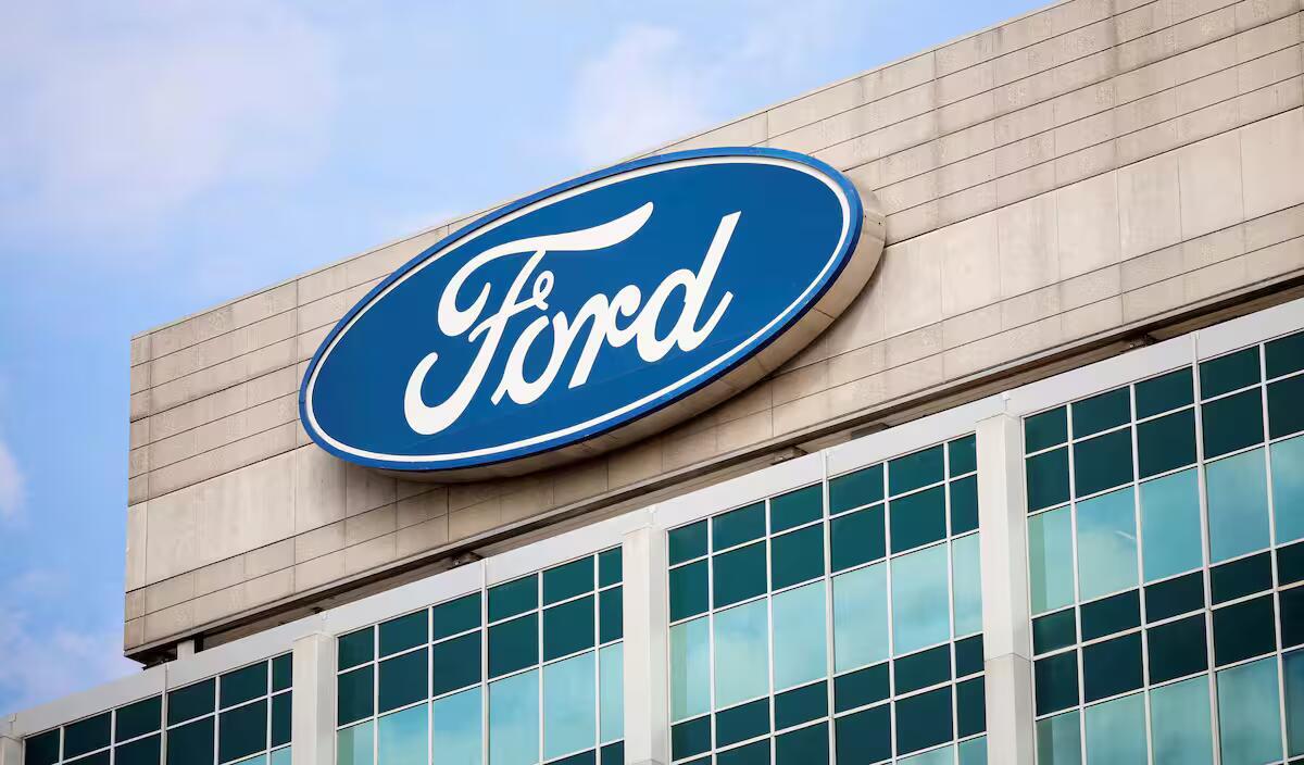 Ford incassa 1,3 miliardi di dollari: la beffa dei dazi Trump si trasforma in un tesoro per Detroit