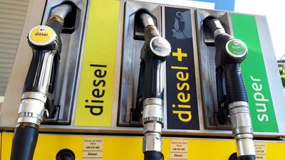 Carburanti, benzina su di 15 centesimi dopo il taglio delle accise: il Codacons stima quasi 1.000 euro in pi&ugrave; a famiglia per la crisi mediorientale