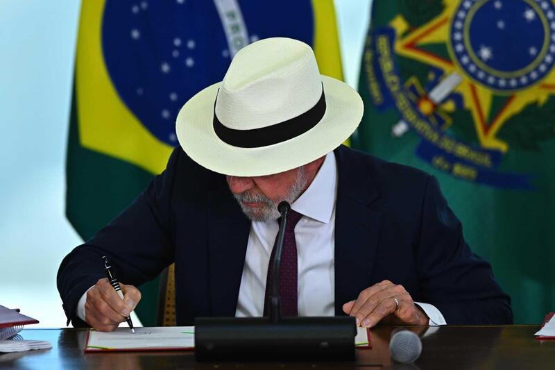 Il presidente brasiliano Luiz In&aacute;cio Lula da Silva firma l'accordo commerciale Mercosur-UE