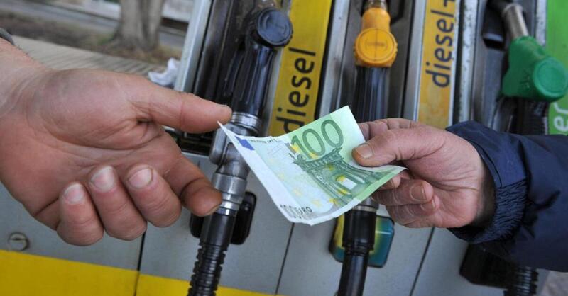 Carburanti: sale la benzina, scende (di poco) il gasolio