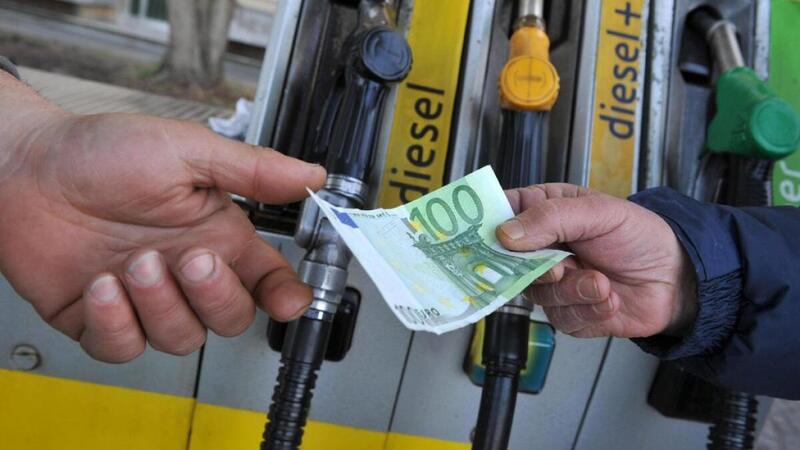 Carburanti: sale la benzina, scende (di poco) il gasolio