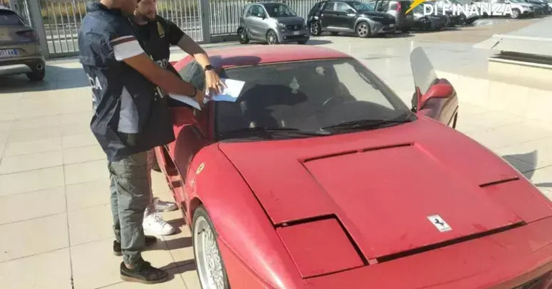 Catanzaro, Toyota trasformata in &ldquo;Ferrari F355 GTS&rdquo; e venduta online: scoperta truffa e auto smantellata
