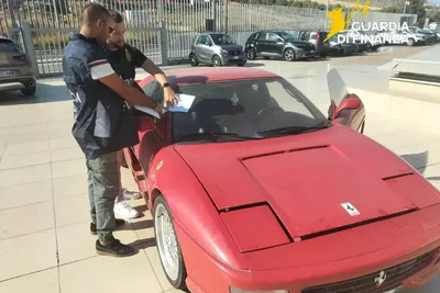 Catanzaro, Toyota trasformata in &ldquo;Ferrari F355 GTS&rdquo; e venduta online: scoperta truffa e auto smantellata