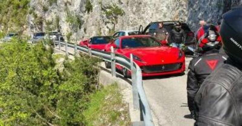 Due Ferrari bloccano la strada del Menador: ingorgo &ldquo;di lusso&rdquo; tra tornanti stretti e traffico paralizzato