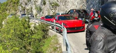 Due Ferrari bloccano la strada del Menador: ingorgo &ldquo;di lusso&rdquo; tra tornanti stretti e traffico paralizzato