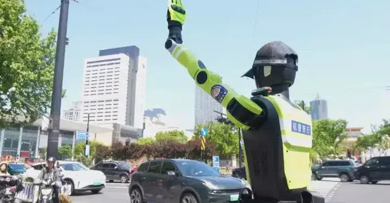 Robot umanoidi dirigono il traffico in Cina: il futuro della mobilit&agrave; urbana &egrave; gi&agrave; realt&agrave;