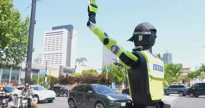 Robot umanoidi dirigono il traffico in Cina: il futuro della mobilit&agrave; urbana &egrave; gi&agrave; realt&agrave;