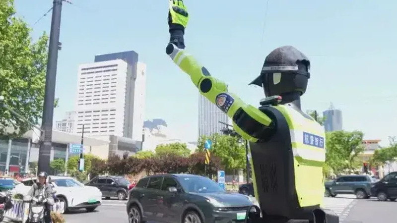 Robot umanoidi dirigono il traffico in Cina: il futuro della mobilit&agrave; urbana &egrave; gi&agrave; realt&agrave;