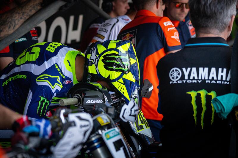 Nuovo kit Alpinestars replica Valentino Rossi per Tim Gajser. Non cambiano, per&ograve;, alcuni riti, come questo in cui Tiga ricerca la massima concentrazione prima della partenza