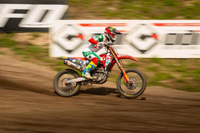 Kit speciale Fox anche per Valerio Lata. Tricolore verde, bianco e rosso. Bellissimo ma gli stivali gialli e blu un po' meno