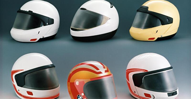 BMW Motorrad celebra i 50 anni dei suoi caschi. Tutta la storia del System step by step