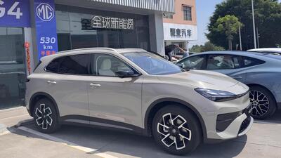 MG 4X, il SUV elettrico con batteria semi-solida arriva nei concessionari: sfida per la BYD Atto 3