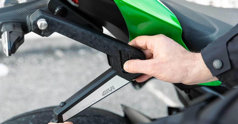 GIVI Stealth: sistema di attacco retraibile per borse laterali
