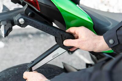 GIVI Stealth: sistema di attacco retraibile per borse laterali