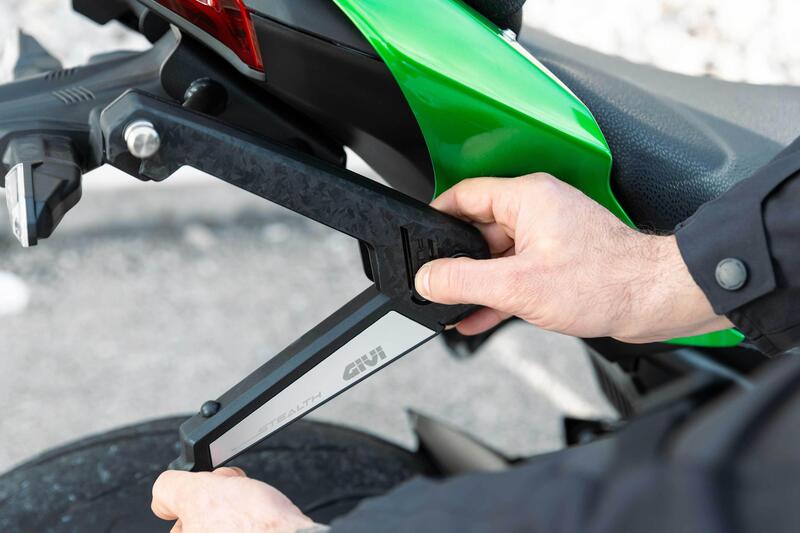 GIVI Stealth: sistema di attacco retraibile per borse laterali