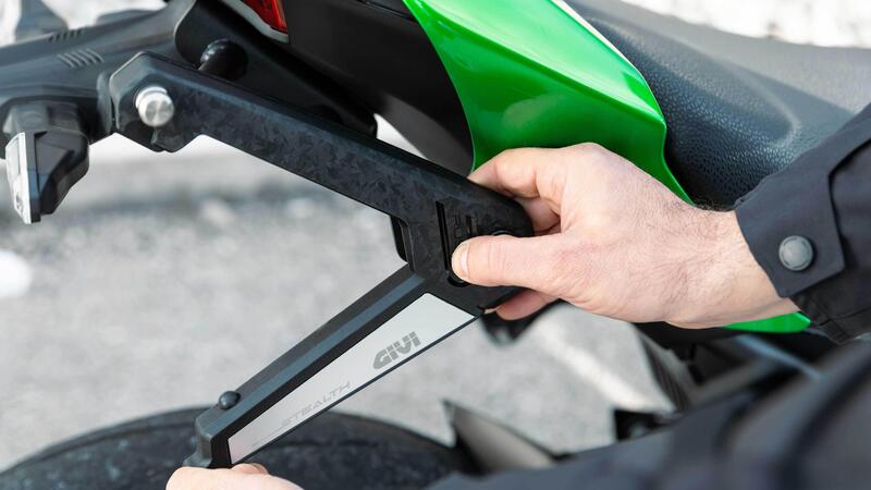 GIVI Stealth: sistema di attacco retraibile per borse laterali
