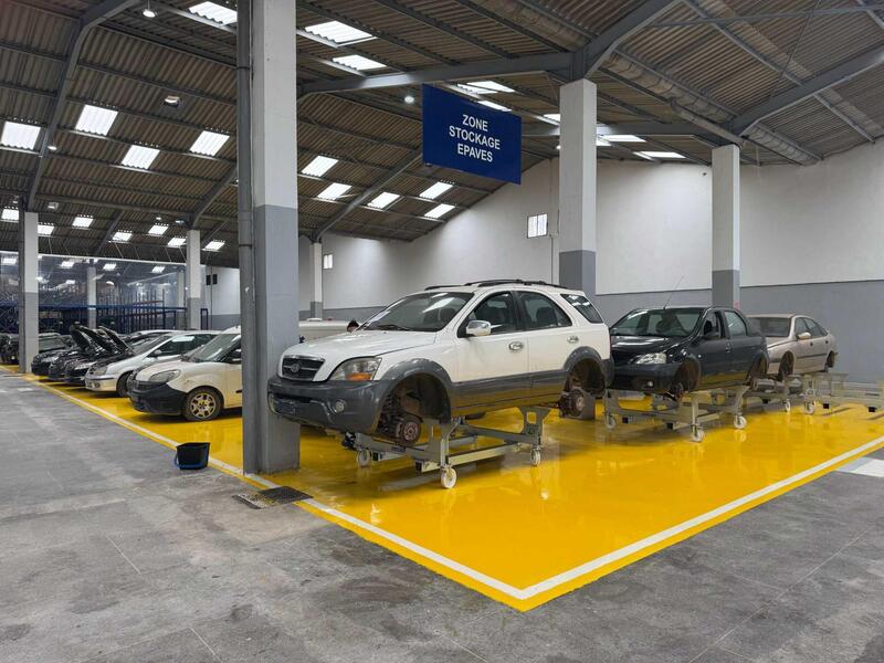Auto in attesa dello smontaggio