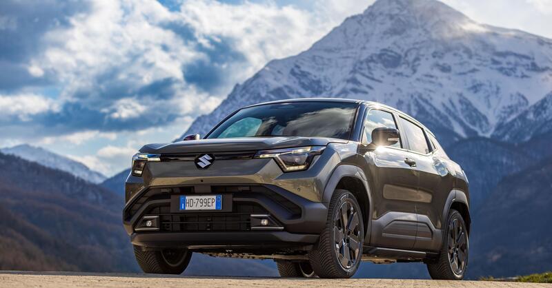 Suzuki e-Vitara 2026, la prova: la prima elettrica giapponese sa cavarsela davvero in fuoristrada? (VIDEO)