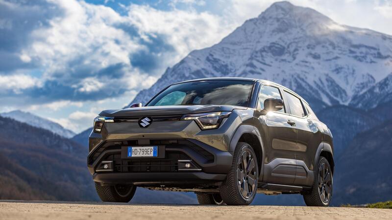 Suzuki e-Vitara 2026, la prova: la prima elettrica giapponese sa cavarsela davvero in fuoristrada? (VIDEO)