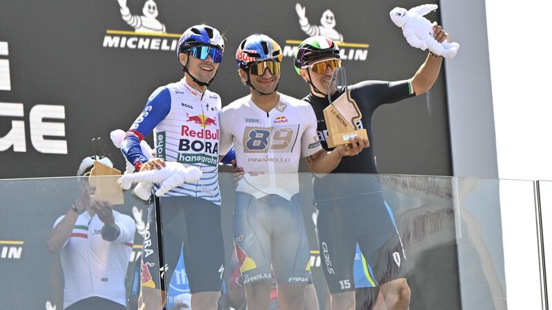 Martin sul podio dopo la gara in bici con Roglic e Baiocco