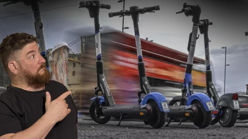 Monopattini elettrici fuori controllo? Tra casco obbligatorio e nuove multe, che cosa succede davvero in strada? [VIDEO]