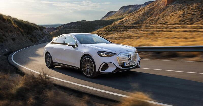 La berlina di Stoccarda si reinventa con un'anima 100% a zero emissioni, un design che pesca dalle icone del passato e una tecnologia che ridefinisce il concetto di lusso connesso