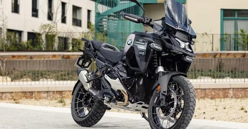 BMW R 1300 GS Adventure Dark Edition: la maxi enduro raffinata secondo BMW France