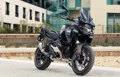 BMW R 1300 GS Adventure Dark Edition: la maxi enduro raffinata secondo BMW France