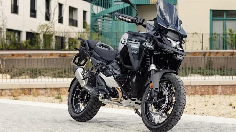 BMW R 1300 GS Adventure Dark Edition: la maxi enduro raffinata secondo BMW France