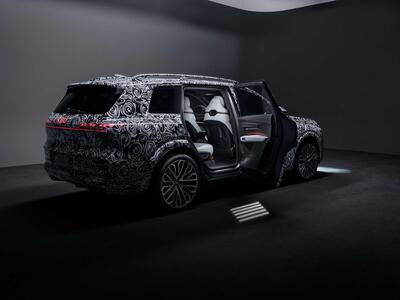 Nuova Audi Q9, dentro il SUV di lusso di Ingolstadt: porte elettriche, sette posti e 4D Sound