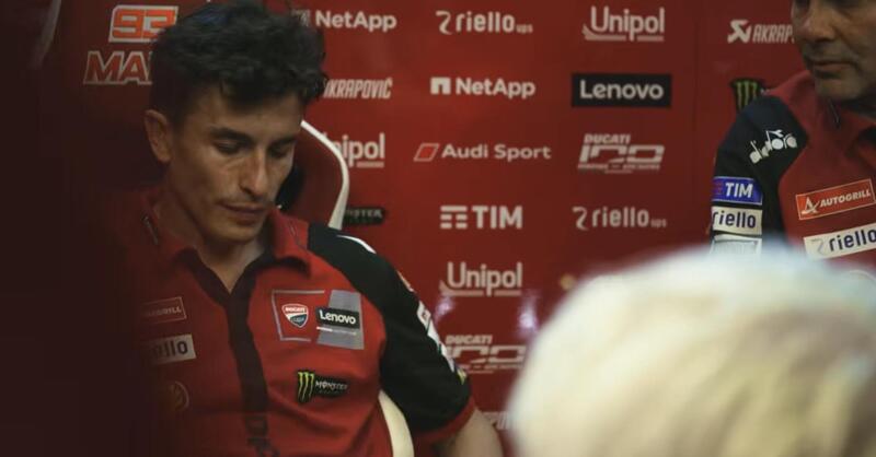 MotoGP 2026. GP di Francia. Marc Marquez non trattiene le lacrime ai box mentre spiega del problema alla spalla: &ldquo;Non ho detto niente. Sto guidando con un braccio e mezzo&rdquo; [VIDEO]