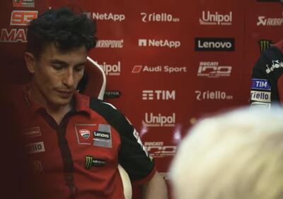 MotoGP 2026. GP di Francia. Marc Marquez non trattiene le lacrime ai box mentre spiega del problema alla spalla: “Non ho detto niente. Sto guidando con un braccio e mezzo” [VIDEO]