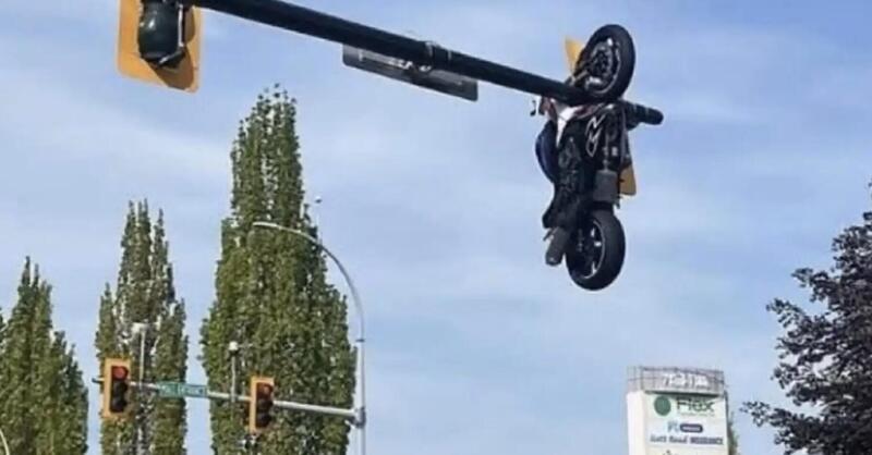 Incredibile incidente in Canada; la moto resta appesa al semaforo