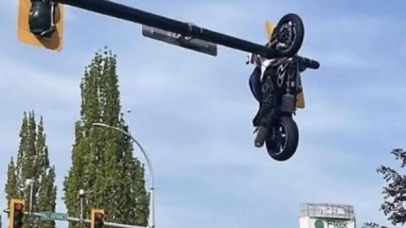 Incredibile incidente in Canada; la moto resta appesa al semaforo