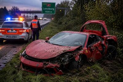 Schianta la Ferrari e la abbandona sull&rsquo;autostrada: rintracciato a casa, resta in silenzio