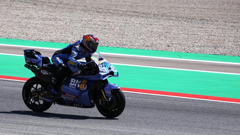 MotoGP 2026. GP di Catalunya. Sprint, vince il pi&ugrave; veloce: &Aacute;lex M&aacute;rquez, ma che Pedro Acosta! 3&deg; Fabio Di Giannantonio, a terra Jorge Mart&iacute;n, in difficolt&agrave; Marco Bezzecchi [CLASSIFICA]