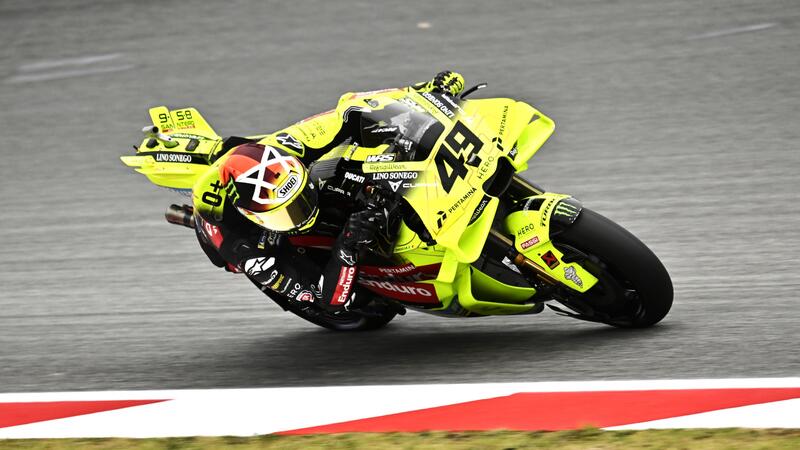 MotoGP 2026. GP di Catalunya. Due bruttissimi incidenti, due piloti in ospedale (&Aacute;lex M&aacute;rquez e Johann Zarco). Gara di 12 giri: vince Fabio Di Giannantonio poi Fermin Aldeguer e Pecco Bagnaia [CLASSIFICA e VIDEO]