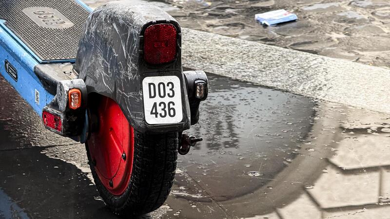 Monopattini elettrici, targa obbligatoria: dal caos di Torino alle prime multe di Bari, l'Italia fa i conti con le nuove regole