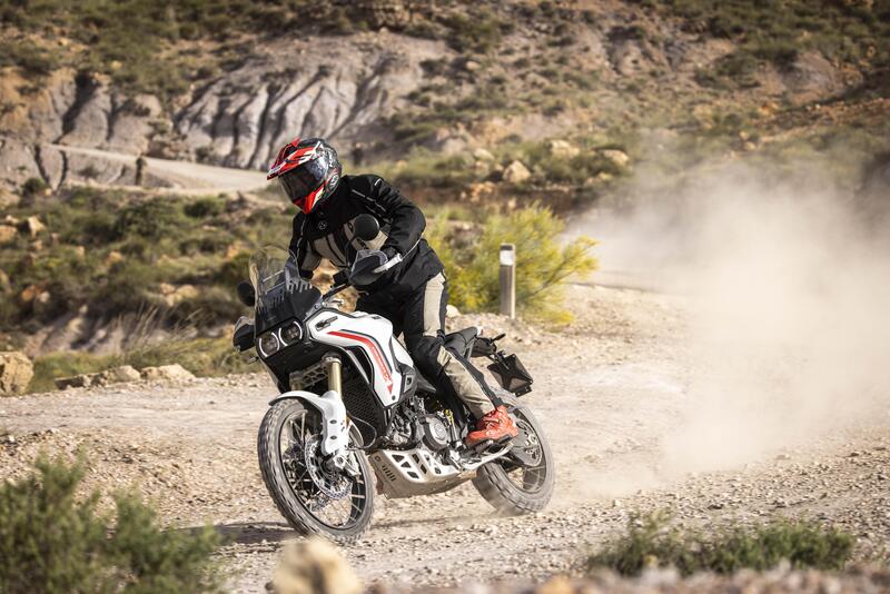 Ducati DesertX 2026: esagerata su qualsiasi fondo. Il test di Moto.it [VIDEO]