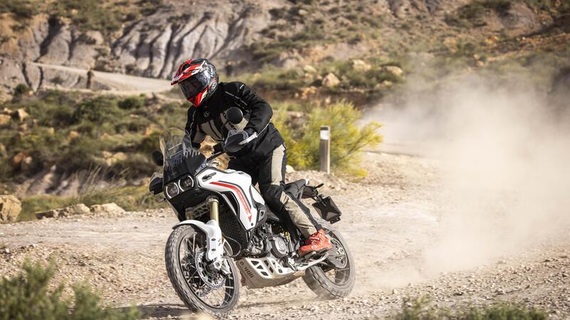 Ducati DesertX 2026: esagerata su qualsiasi fondo. Il test di Moto.it [VIDEO]