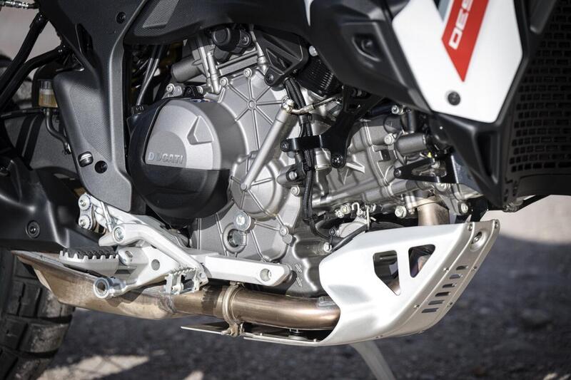 Il nuovo V2 senza desmo ma... chissenefrega se manca il desmo, va da paura lo stesso. E pesa meno!