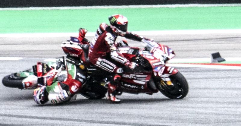 MotoGP 2026. GP di Catalunya. Johann Zarco racconta il suo incidente: "La gamba mi bruciava, mi pento di essere ripartito, avevo gi&agrave; un piede viola"