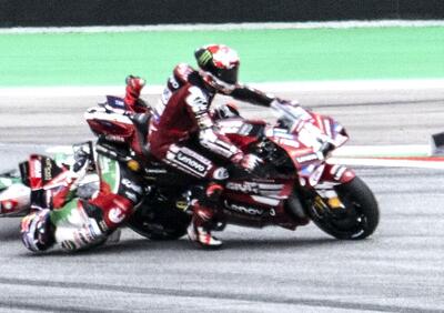 MotoGP 2026. GP di Catalunya. Johann Zarco racconta il suo incidente: La gamba mi bruciava, mi pento di essere ripartito, avevo già un piede viola