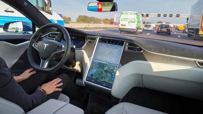 Tesla lancia finalmente il Full Self-Driving in Cina: perch&eacute; &egrave; arrivato solo ora