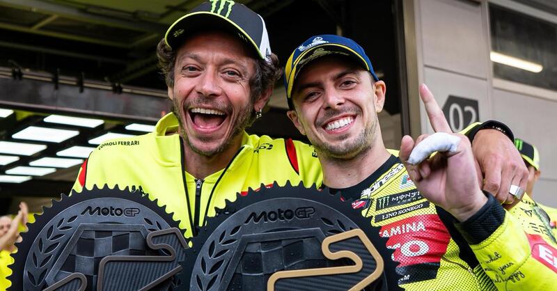 MotoGP 2026. GP di Catalunya. Valentino Rossi scherza con Fabio Di Giannantonio dopo la vittoria a Barcellona: "Sei sicuro di voler andare via?" [VIDEO]